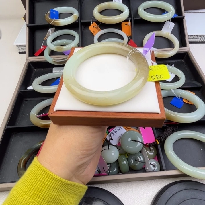 未镶嵌手镯和田玉七月