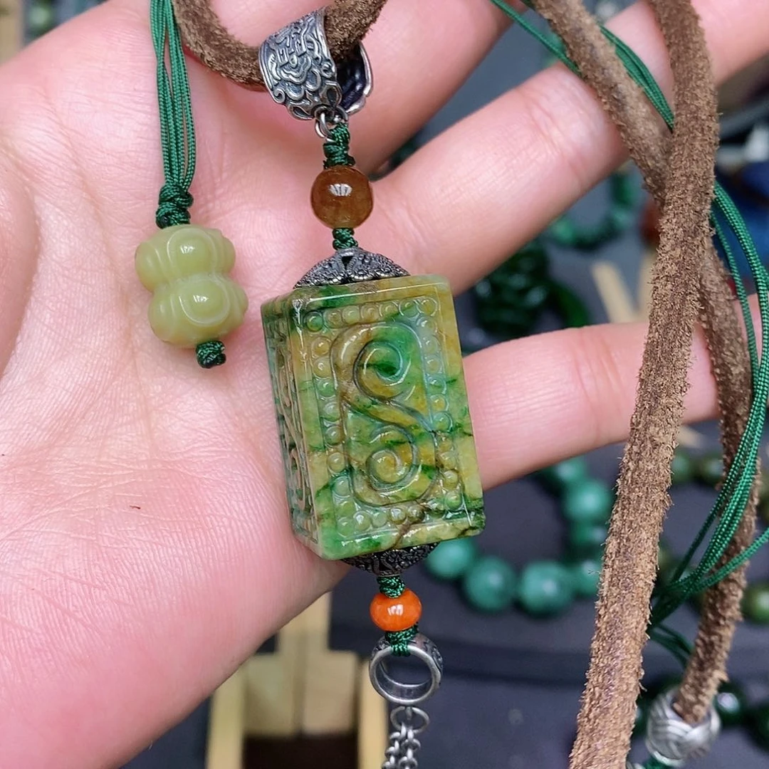 翡翠颈饰未镶嵌漂亮美眉