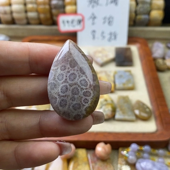 颈饰合金石英岩玉