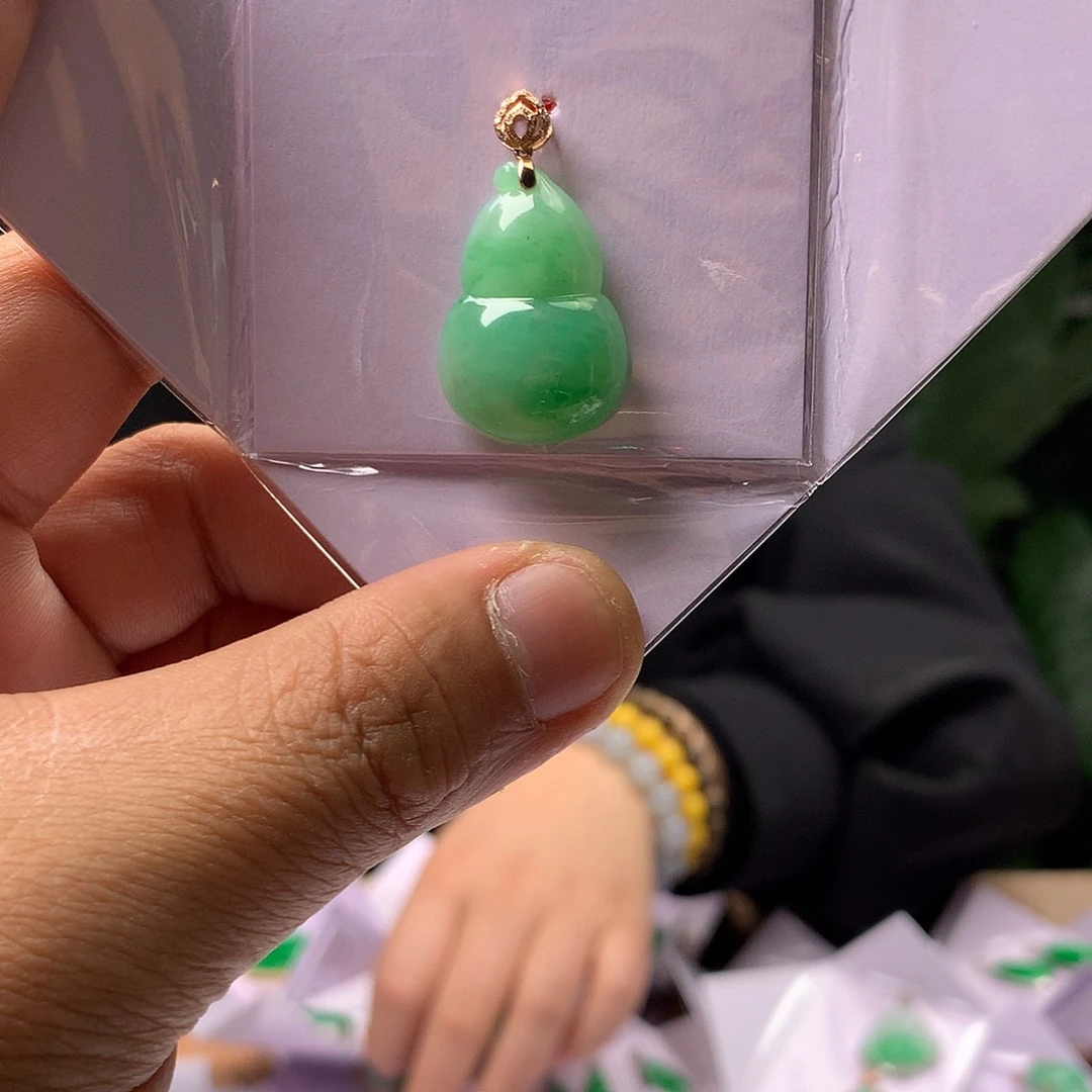 翡翠18K金镶嵌颈饰葫芦