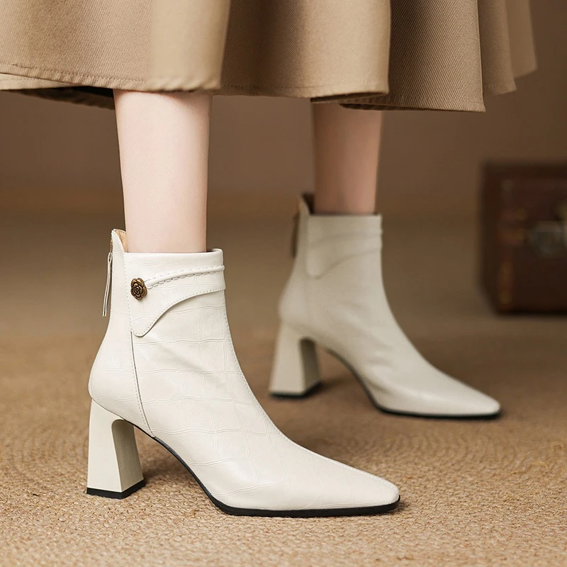 气质时尚~秋冬新款羊皮尖头单靴女粗跟真皮米白色短靴高跟马丁靴