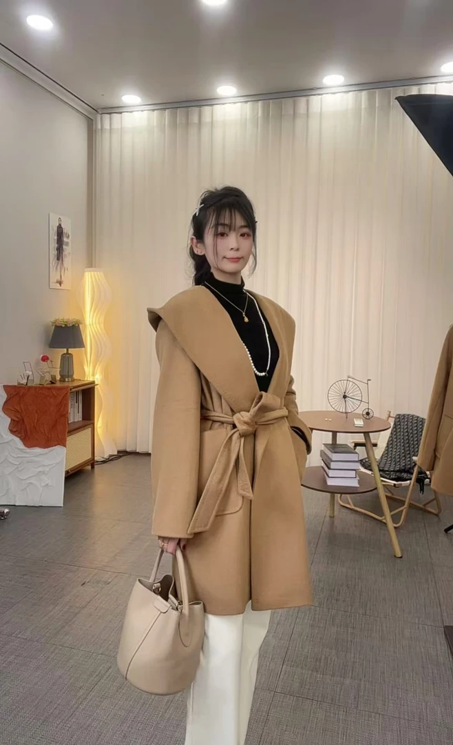 妙启时尚-25新款女款驼色连帽大翻领时尚款中长款大衣