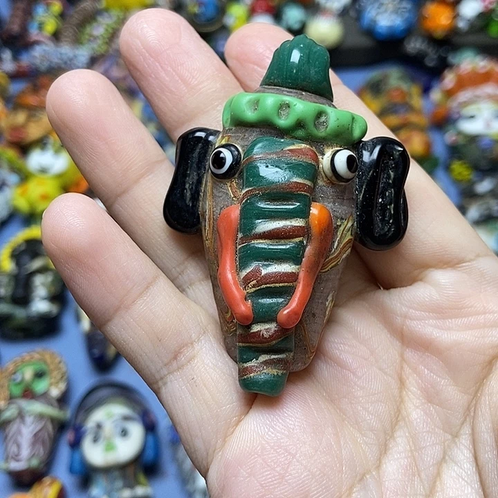 颈饰琉璃小象一个