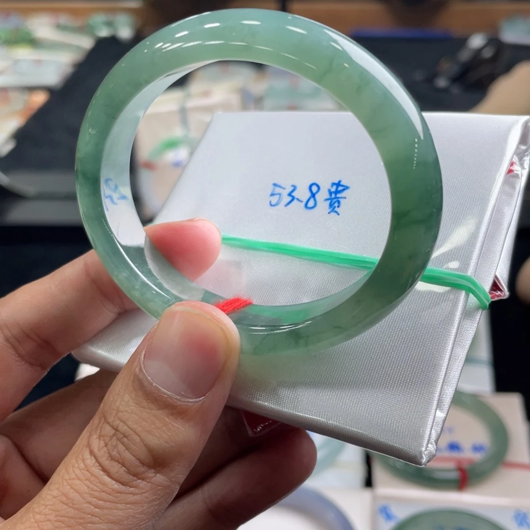 翡翠手镯未镶嵌翡翠手镯