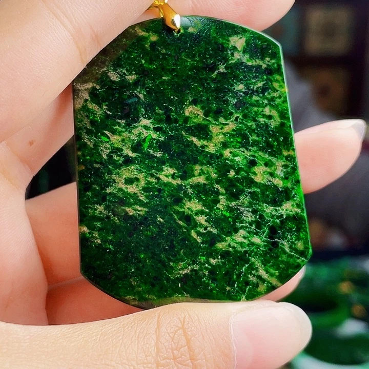 翡翠未镶嵌颈饰多样性