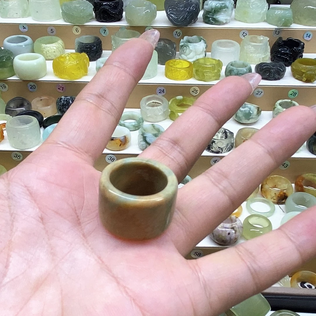 郑****岫玉未镶嵌天然岫玉戒指
