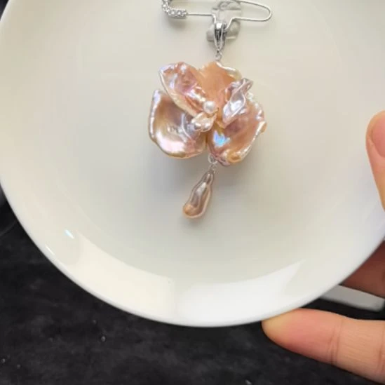 颈饰钛钢淡水珍珠蝴蝶兰胸吊两用款