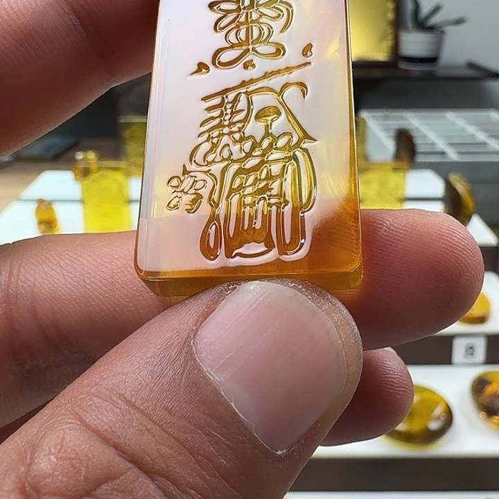 琥珀18K金镶嵌颈饰赵公明