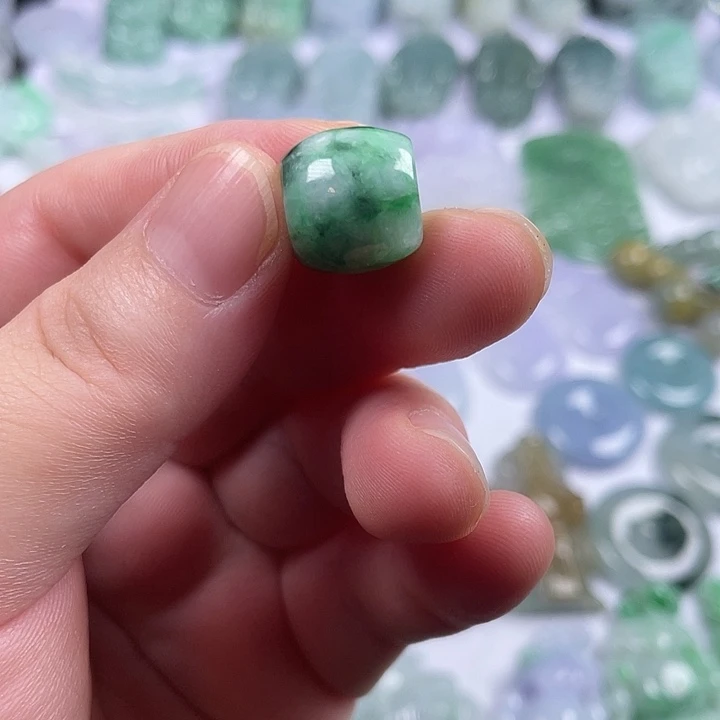 帕***尼翡翠未镶嵌颈饰路路通