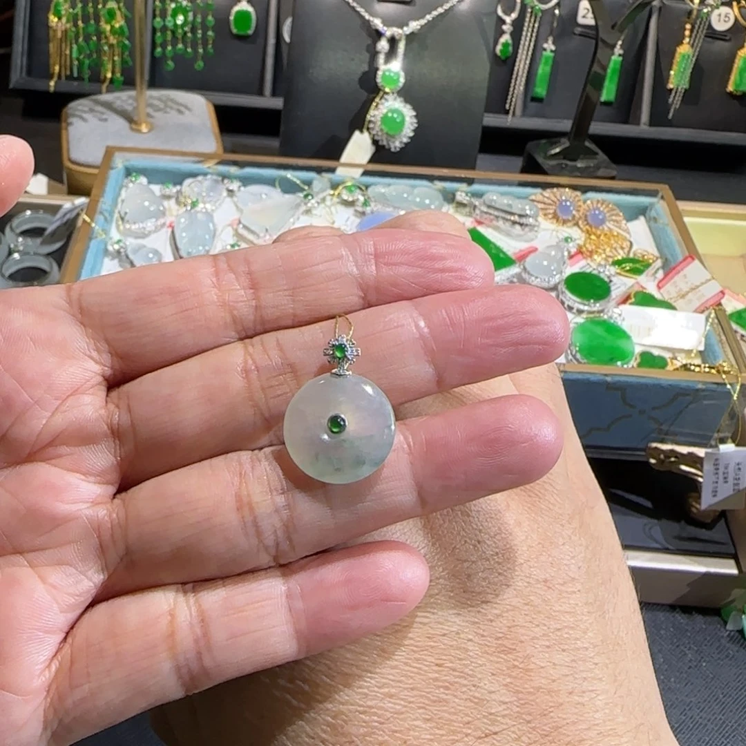 翡翠18K金镶嵌颈饰吊坠