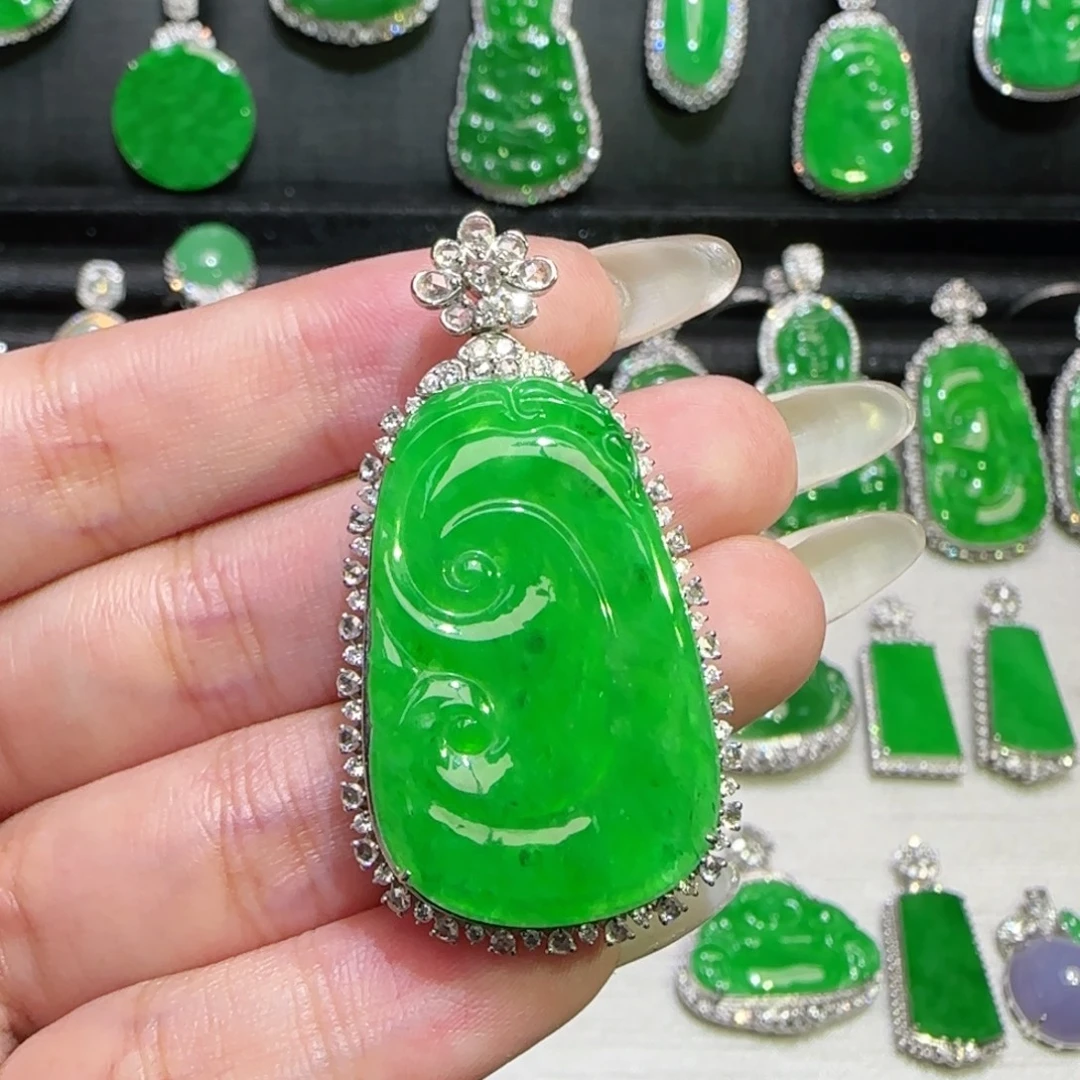 翡翠18K金镶嵌颈饰