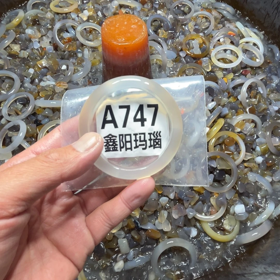 9***%玛瑙/玉髓未镶嵌手镯747