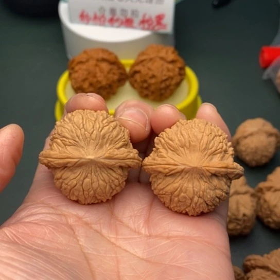 文玩核桃把件往****泥鳅背