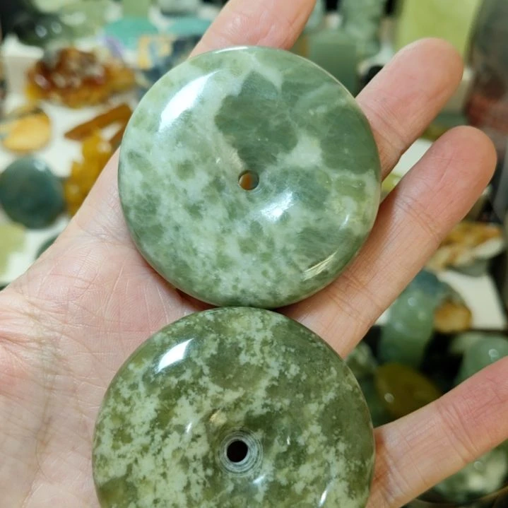 轻***月岫玉未镶嵌平安扣