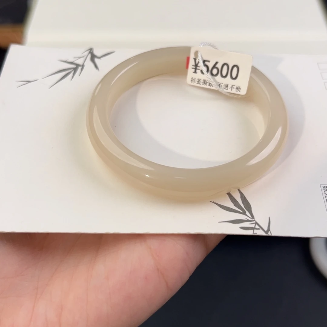 吴***肉和田玉未镶嵌手镯