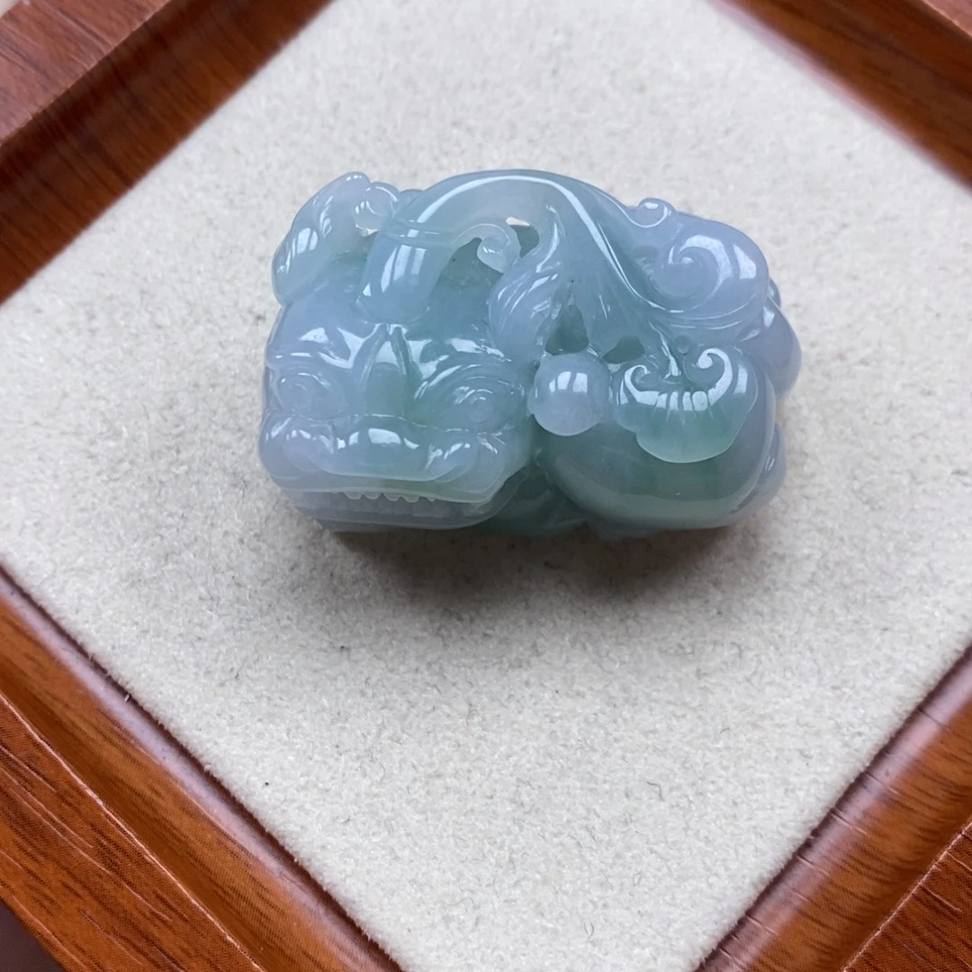 翡翠未镶嵌颈饰霸王貔貅