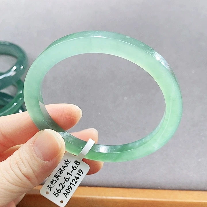 翡翠未镶嵌手镯（圆镯）