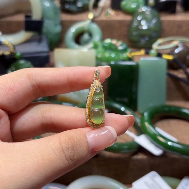 颈饰18K金镶嵌和田玉（碧玉）