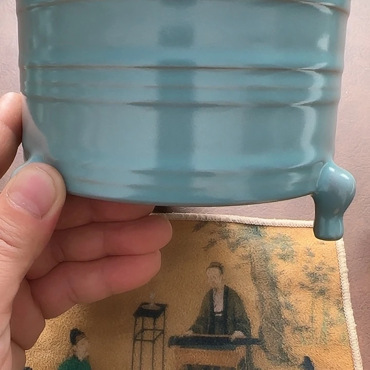 杯子天青釉 三足玄纹尊