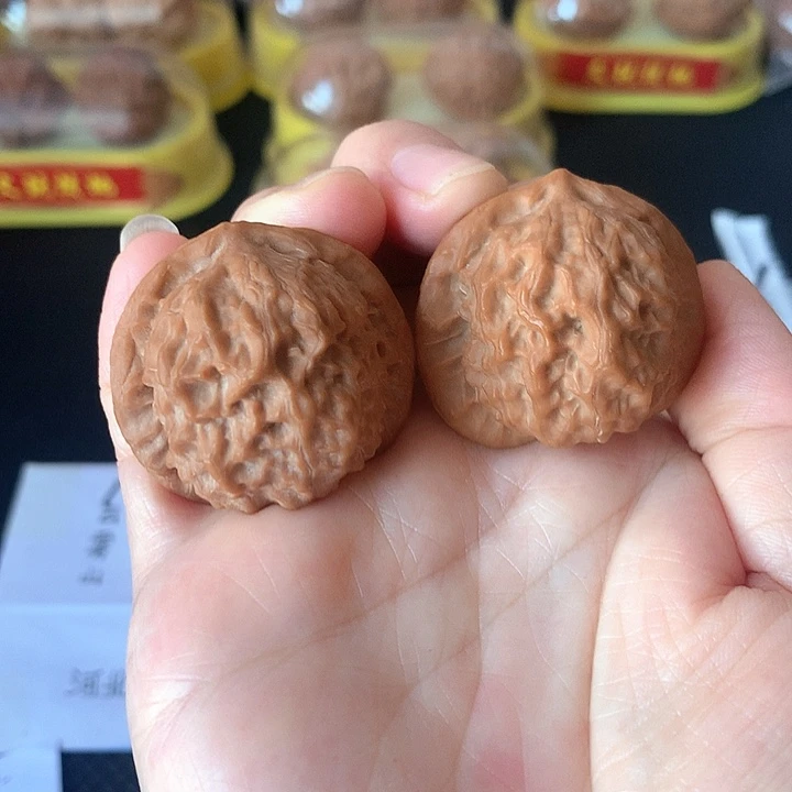 文玩核桃吊坠小**生核桃瓷娃娃