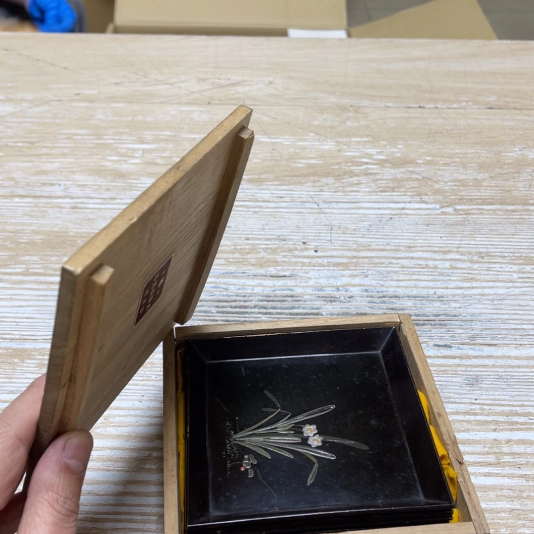 瓷片石***材密密麻麻地排列着一个