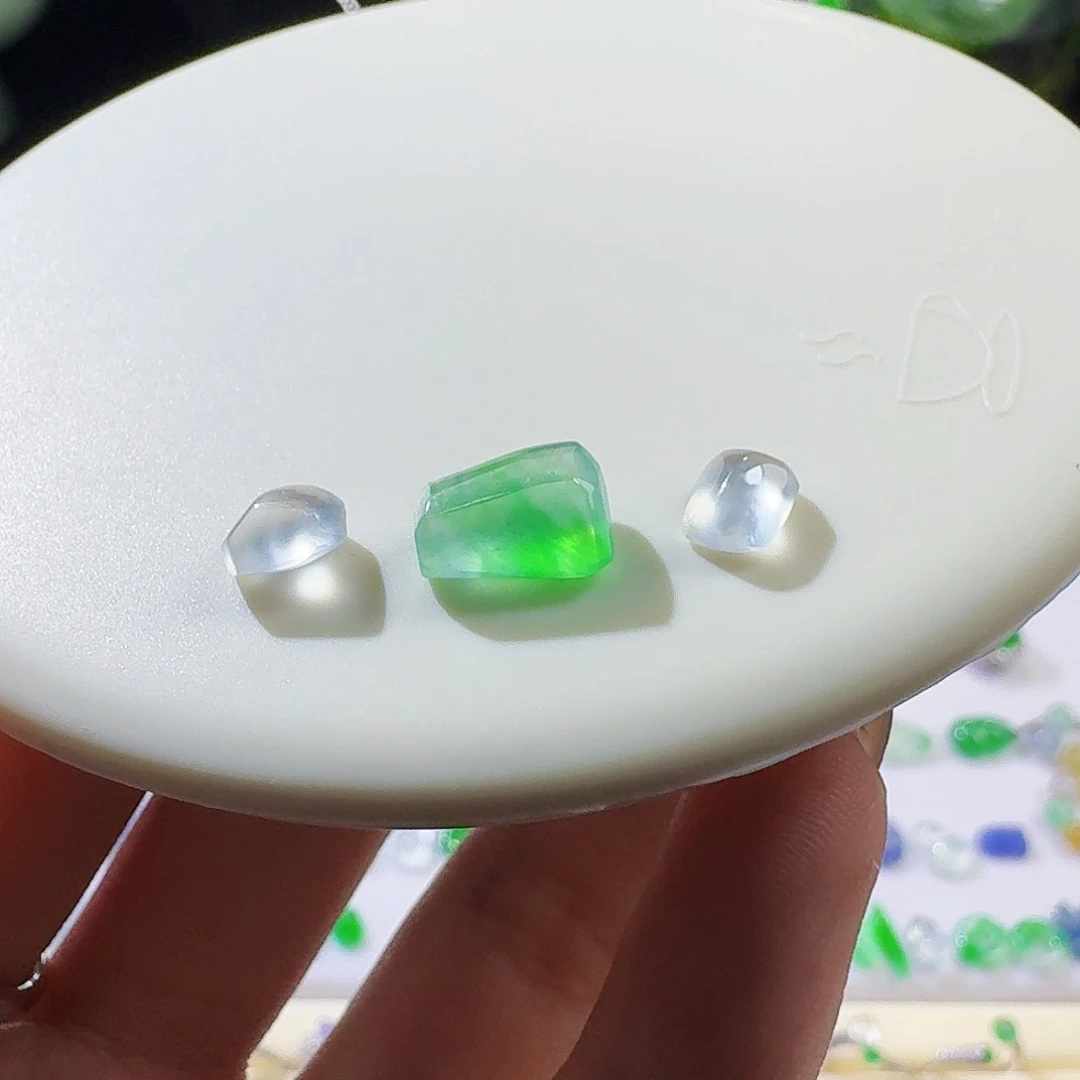 翡翠未镶嵌颈饰一套