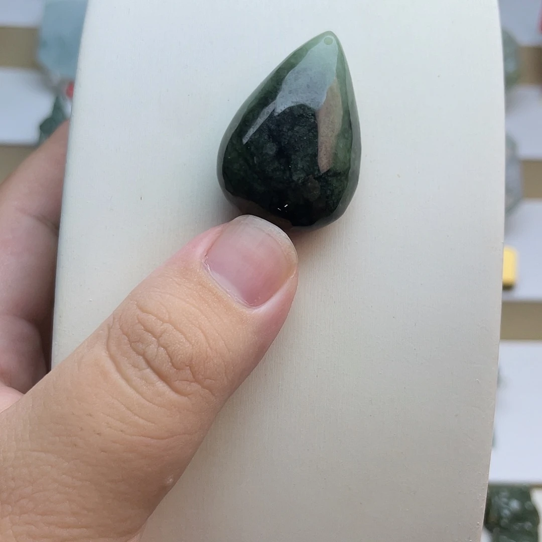 翡翠未镶嵌颈饰水滴