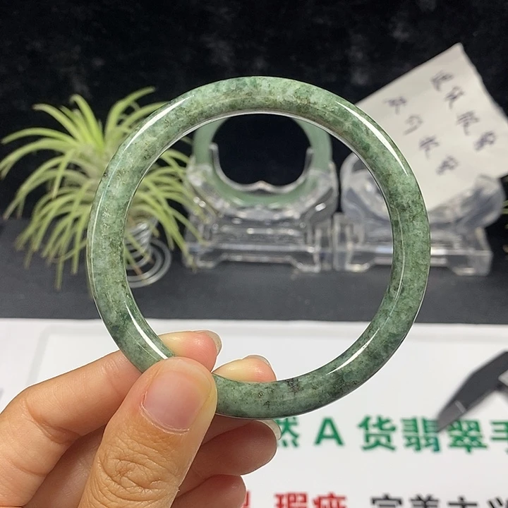 未镶嵌手镯翡翠7号。 58.8圈