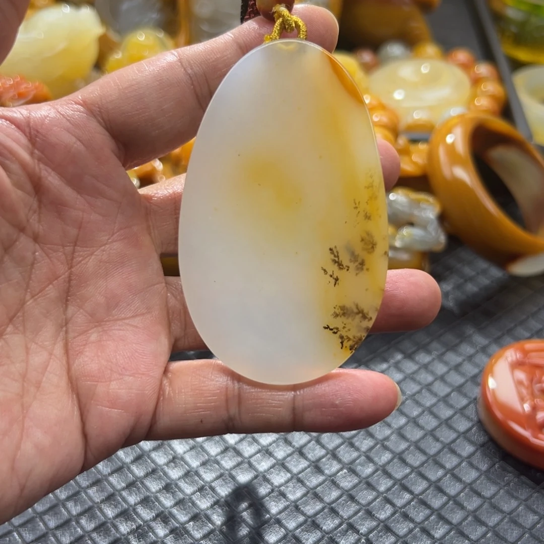颈饰未镶嵌石英质玉