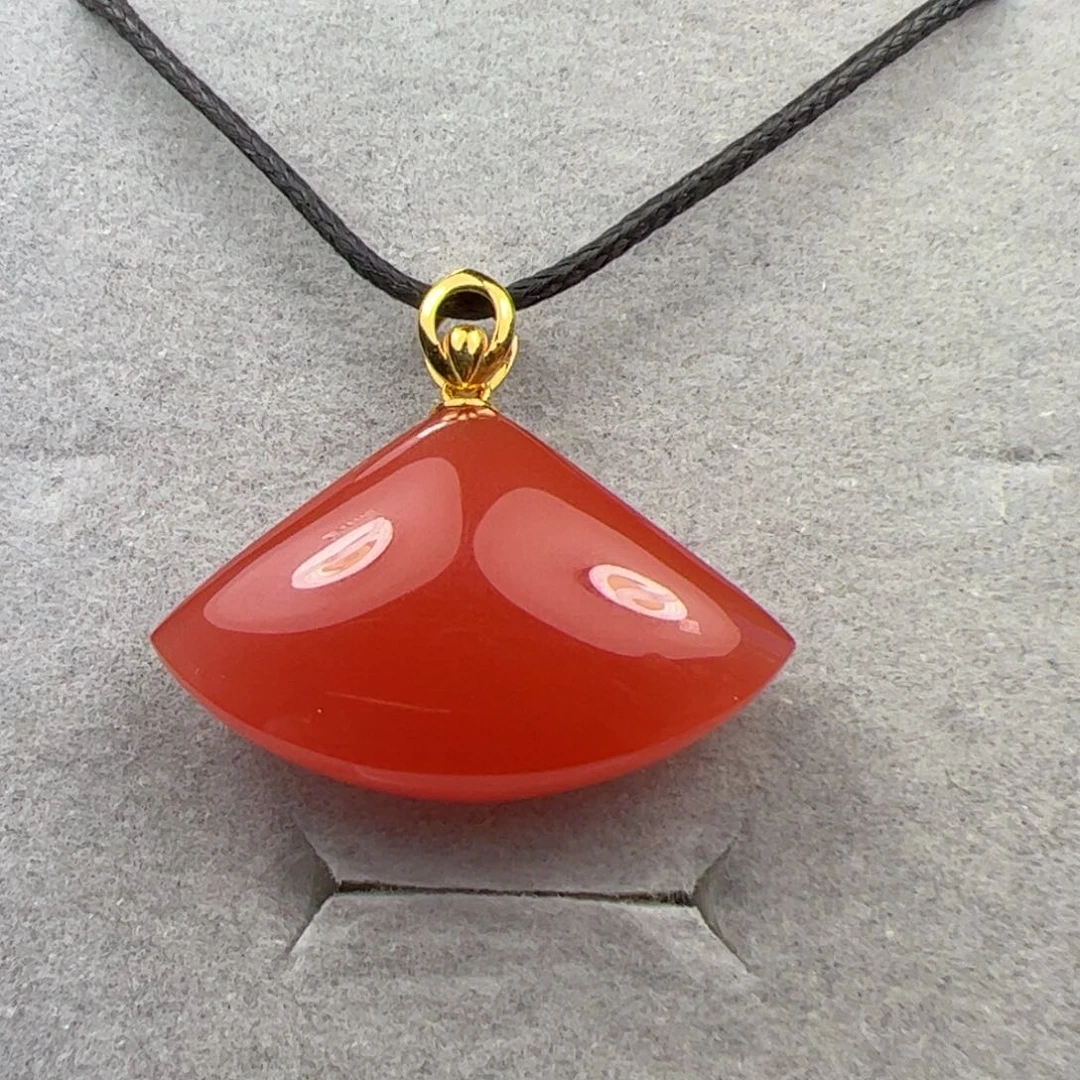 18K金镶嵌吊坠南红玛瑙