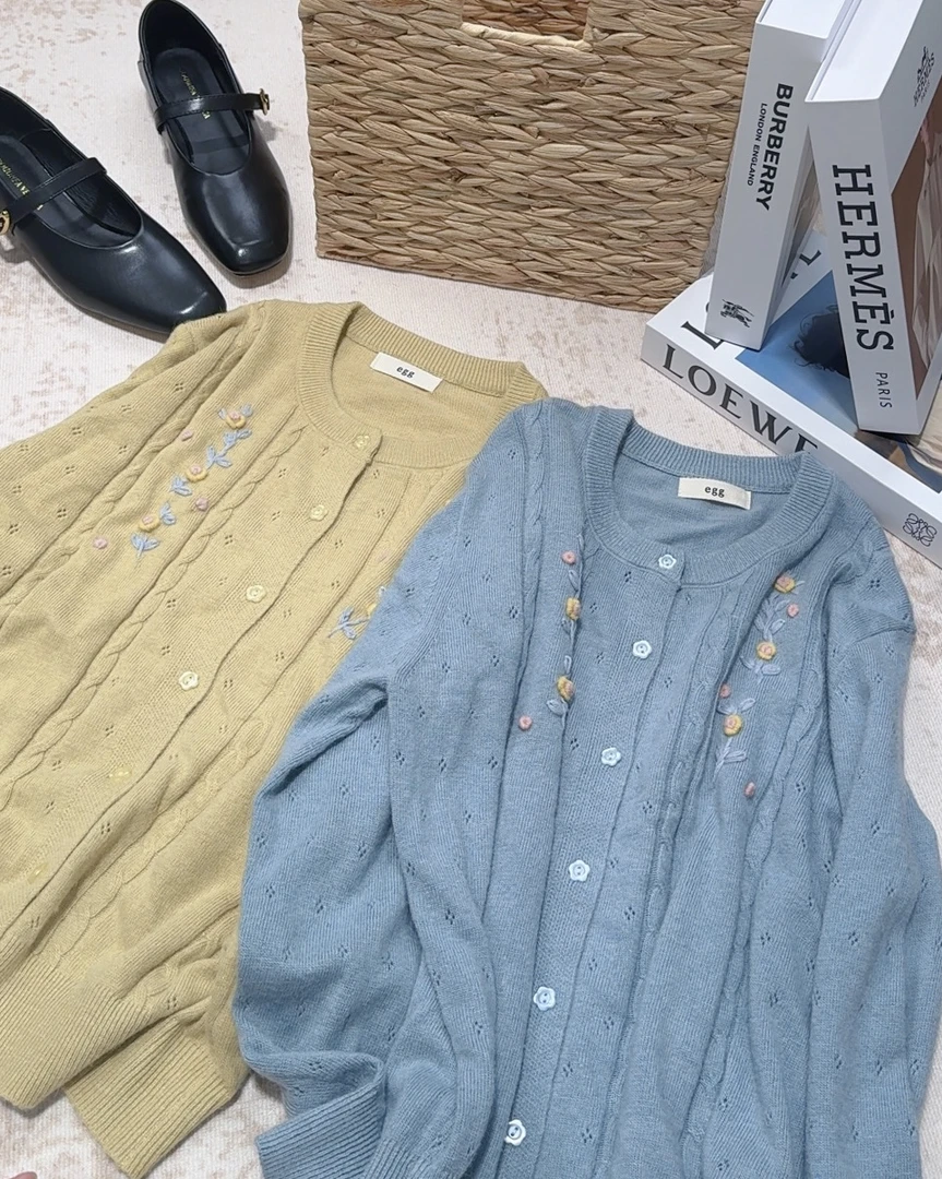 【故事的小黄花】春秋氛围感针织开衫浣熊绒小花扣UMU878-13
