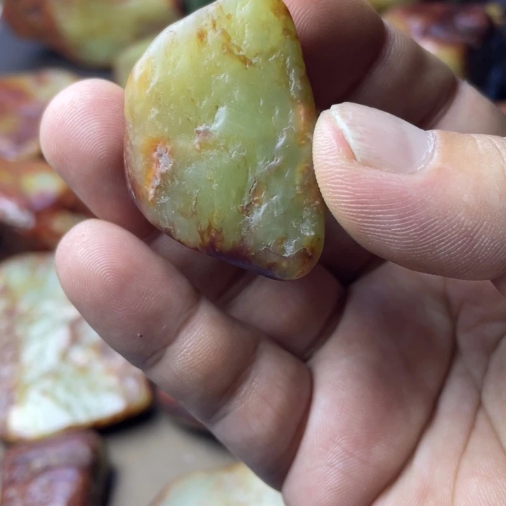 颈饰未镶嵌岫岩老玉（透闪石质玉）
