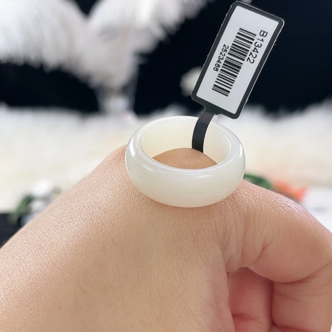 和田玉未镶嵌戒指l93。白玉小轮胎。19.1。不退换