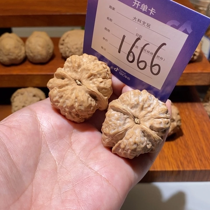 文玩核桃把件有****曼你在一起a 1666