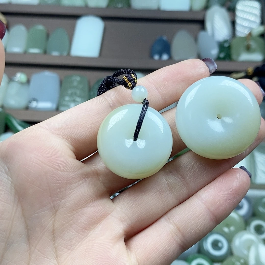 和田玉未镶嵌颈饰平安扣