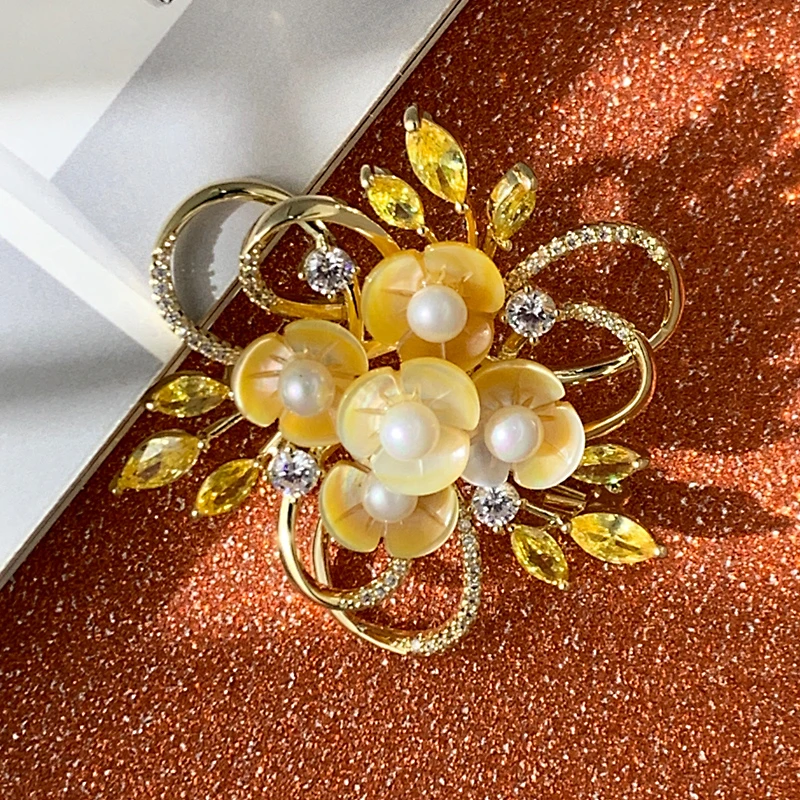 铜合金锆石胸针 施家水晶优质黄贝花朵精致胸针R0712