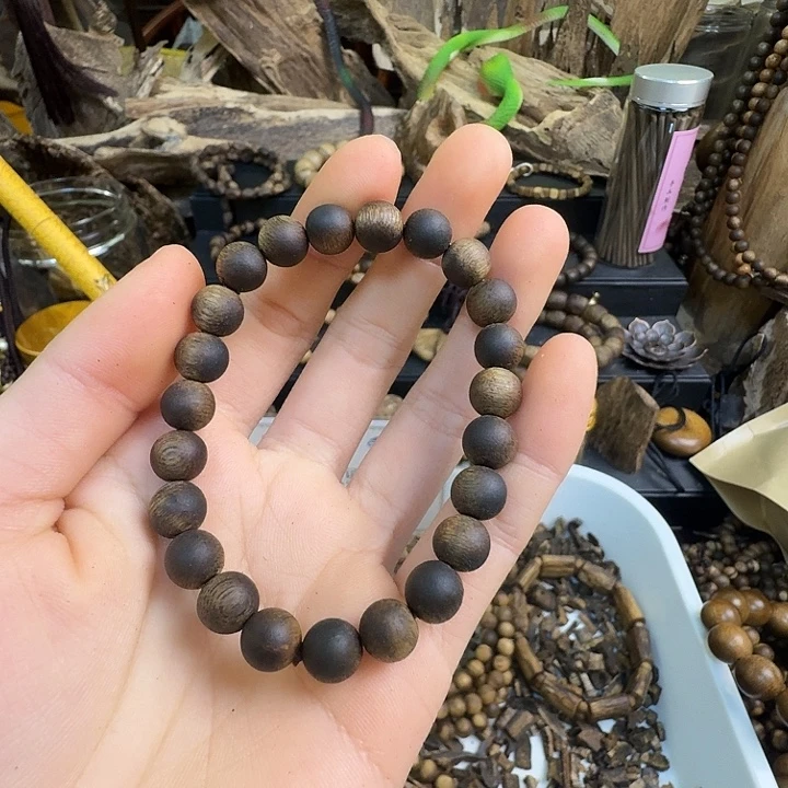 月***。沉香沉香碎屑海南乌身白棋0.8大8克➕沉香碎屑多样性