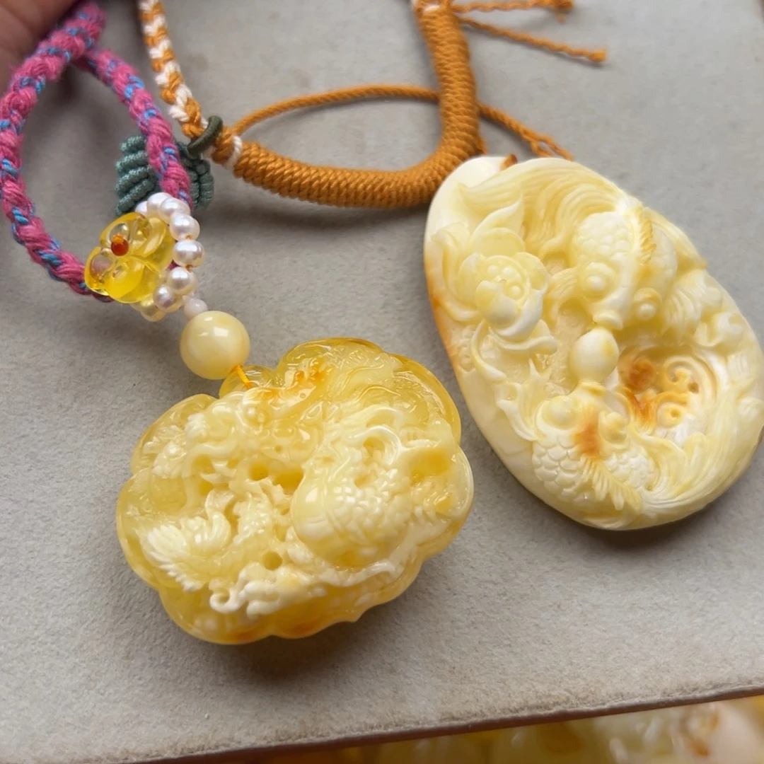 兽****蜜蜡未镶嵌颈饰白金鱼，龙凤如意锁