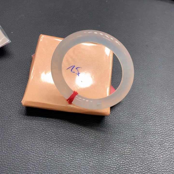 翡翠手镯未镶嵌翡翠