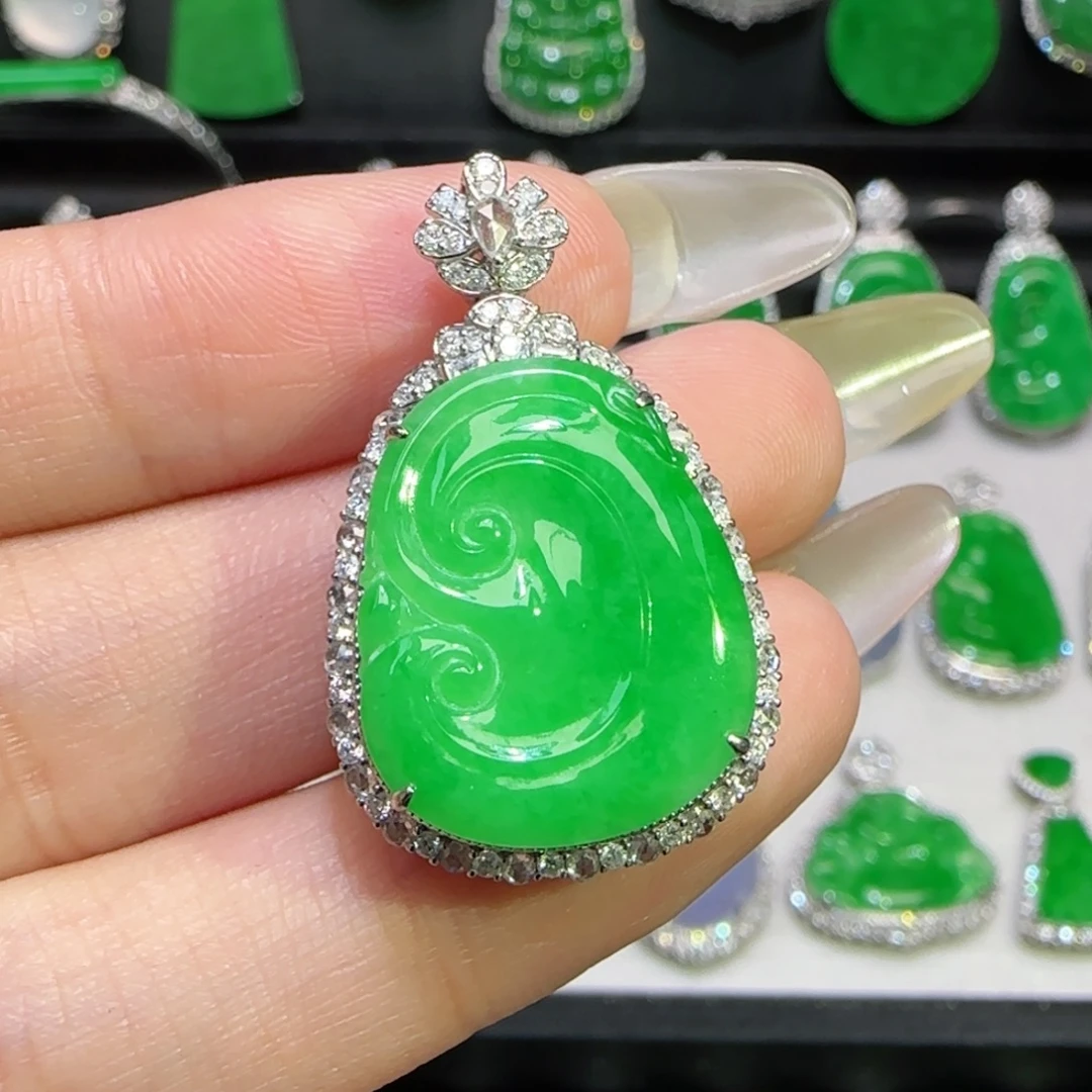 翡翠18K金镶嵌颈饰