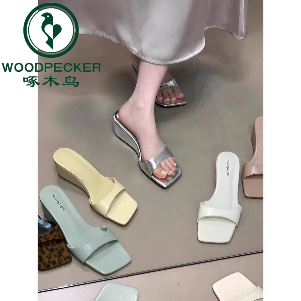 啄木鸟一字带露趾凉拖鞋女夏季外穿2025新款简约坡跟拖鞋鱼嘴凉鞋
