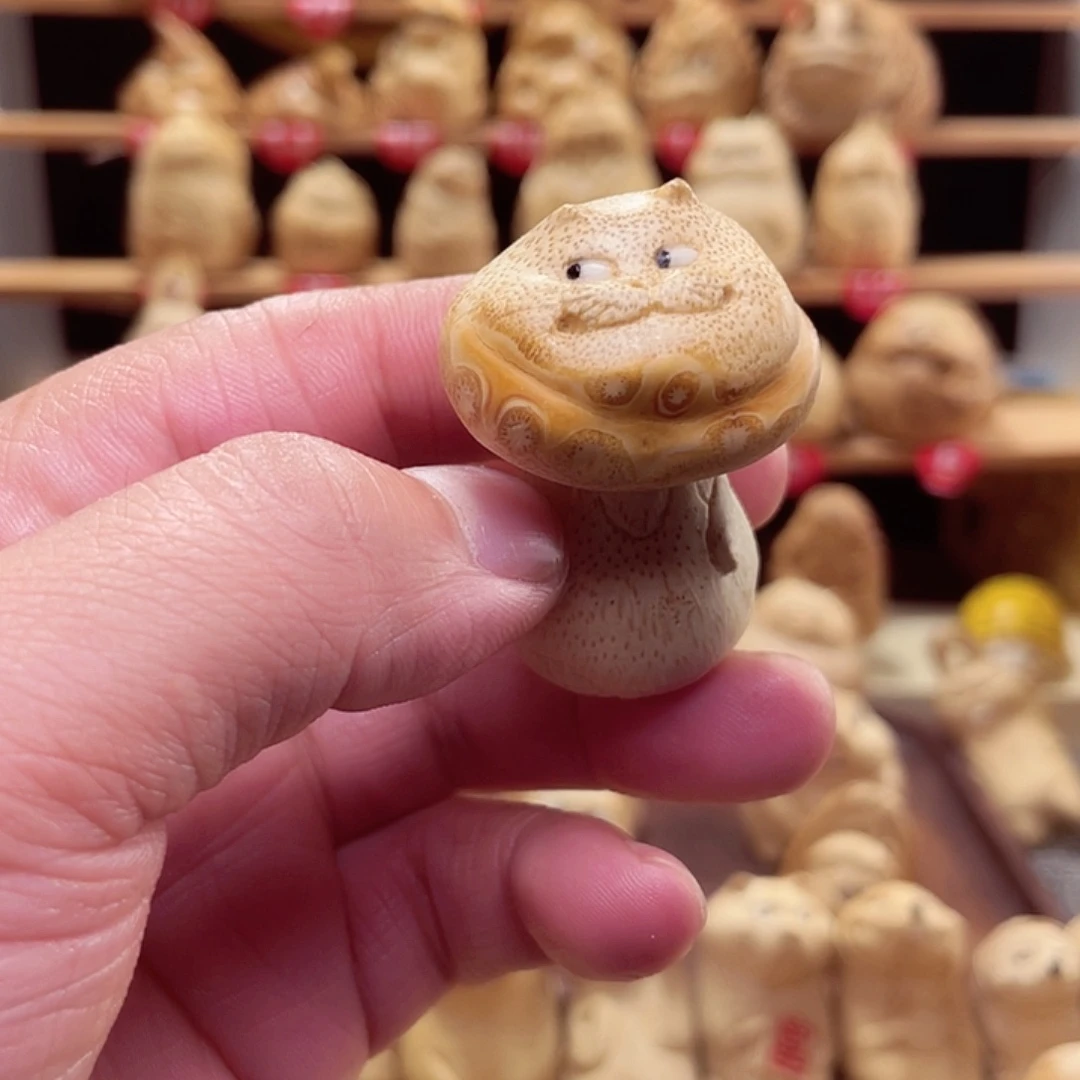 竹竹根雕蘑菇猫手把件