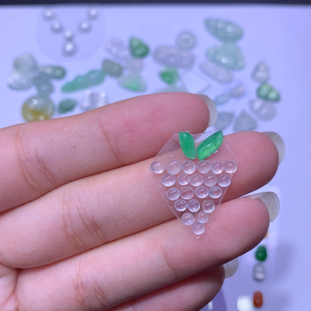 翡翠未镶嵌挂件一套