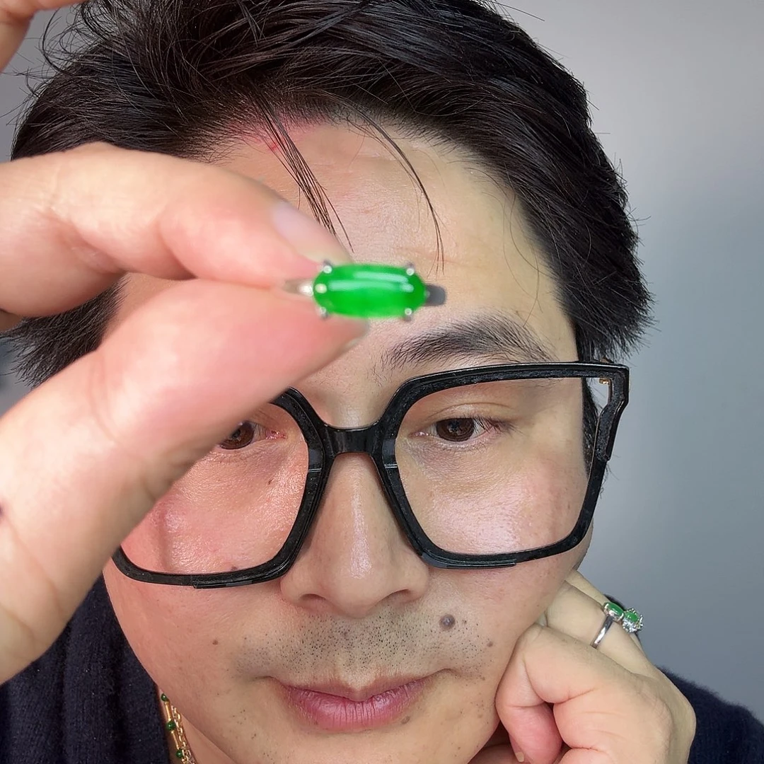 翡翠未镶嵌颈饰一件