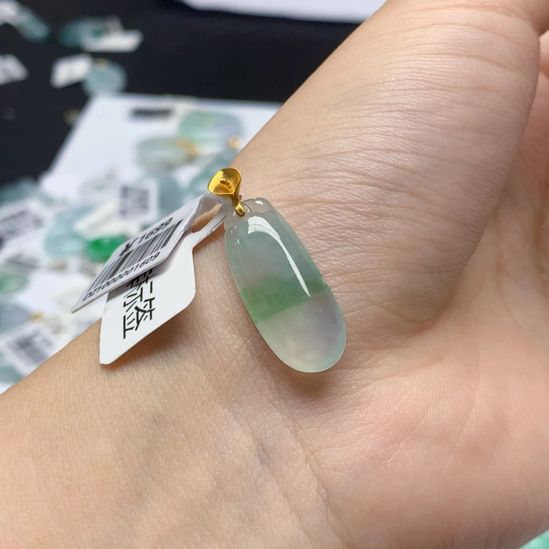 颈饰18K金镶嵌翡翠