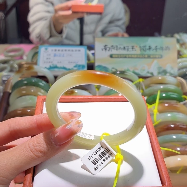 和田玉未镶嵌手镯42。 54