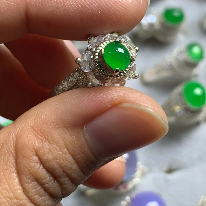 翡翠未镶嵌戒指铜托，卖裸石，需要二次镶嵌