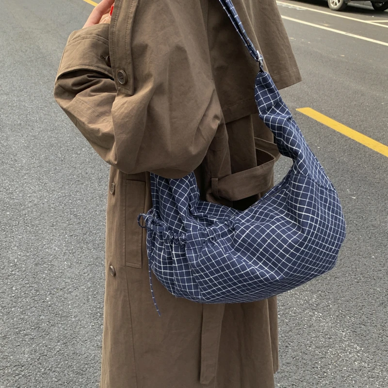 时尚格纹抽绳轻便休闲斜挎包女2025新款慵懒风运动健身单肩包