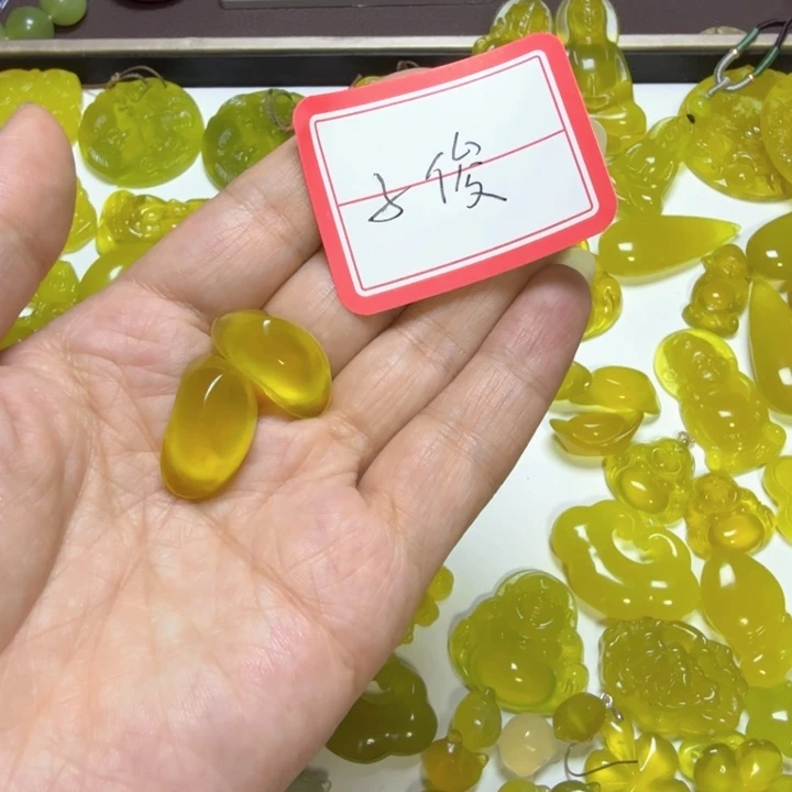 子***俊蛇纹石玉未镶嵌颈饰
