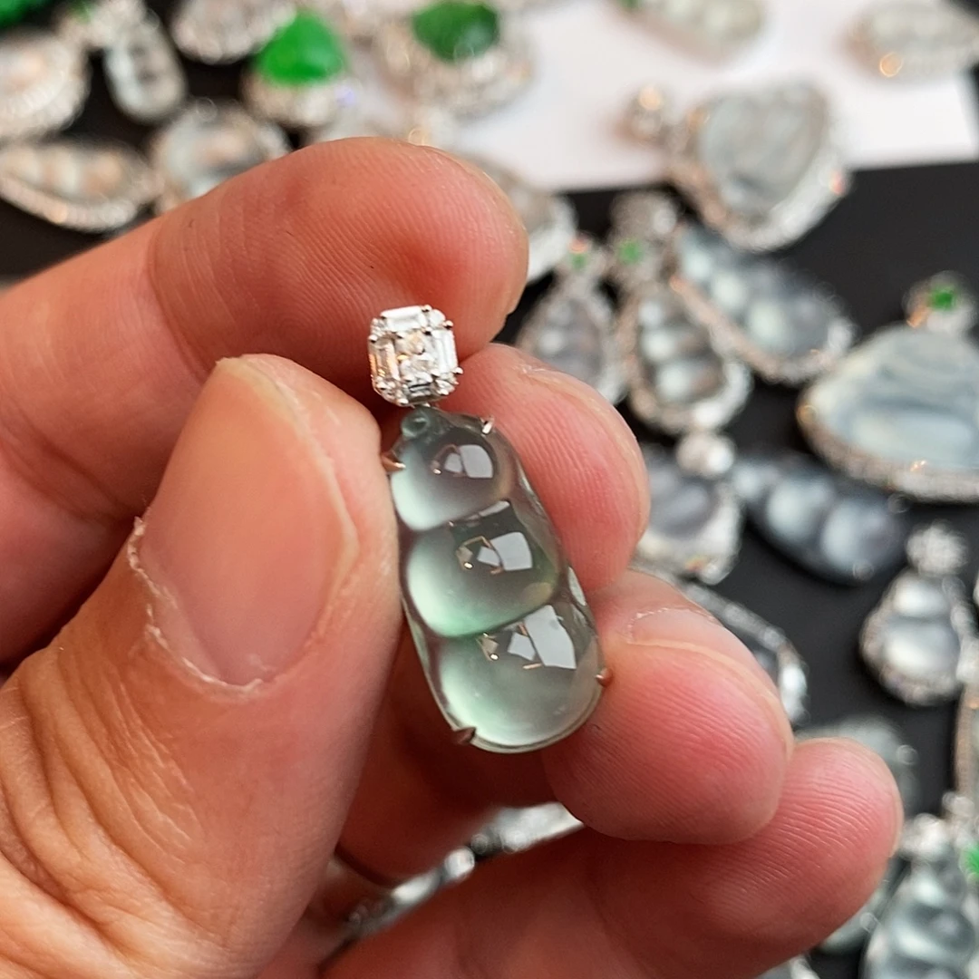 翡翠18K金镶嵌颈饰